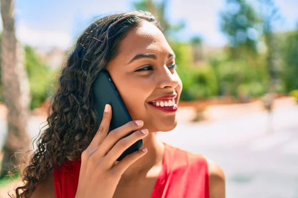 Chica Afroamericana Joven Sonriendo Feliz Usando Teléfono Inteligente Ciudad —  Fotos de Stock