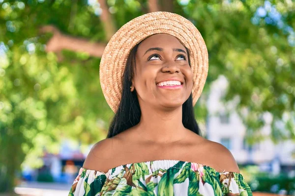Ung Afrikansk Amerikansk Turist Kvinna Semester Ler Glad Promenader Staden — Stockfoto