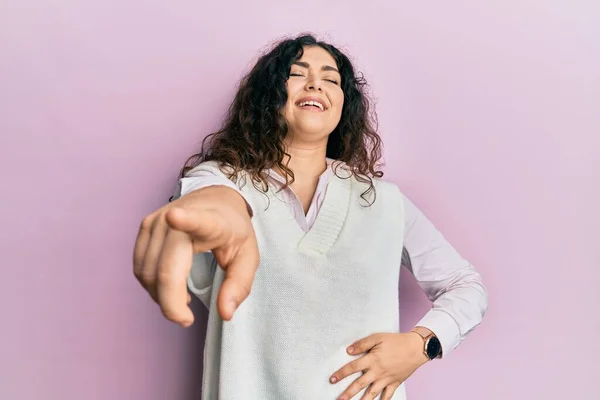 Jonge Brunette Vrouw Met Krullend Haar Dragen Casual Kleding Lachen — Stockfoto