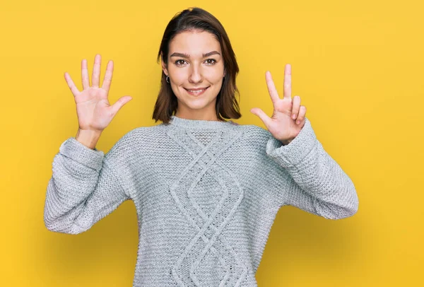 Junges Kaukasisches Mädchen Lässiger Kleidung Zeigt Mit Finger Nummer Acht — Stockfoto