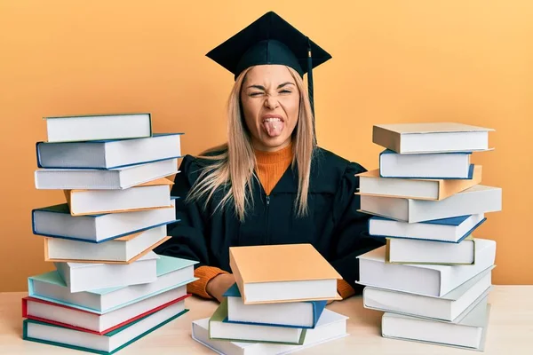 Giovane Donna Caucasica Indossa Abito Cerimonia Laurea Seduto Sul Tavolo — Foto Stock