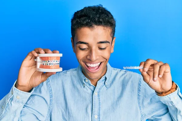 Joven Hombre Afroamericano Guapo Sosteniendo Ortodoncia Alineador Invisible Frenos Sonriendo — Foto de Stock