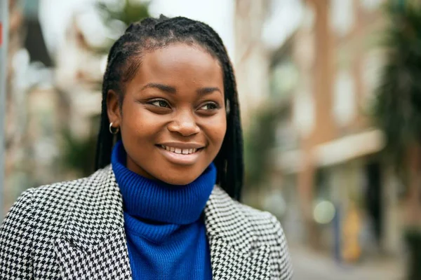 Ung Afrikansk Amerikansk Affärskvinna Ler Lycklig Stående Vid Staden — Stockfoto