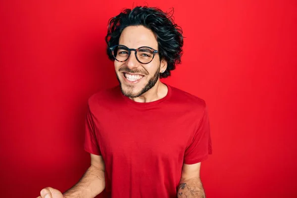 Jóképű Spanyol Férfi Alkalmi Pólót Szemüveget Visel Nagyon Boldog Izgatott — Stock Fotó