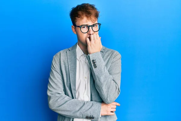 Giovane Uomo Caucasico Indossa Abiti Eleganti Occhiali Cercando Stressato Nervoso — Foto Stock