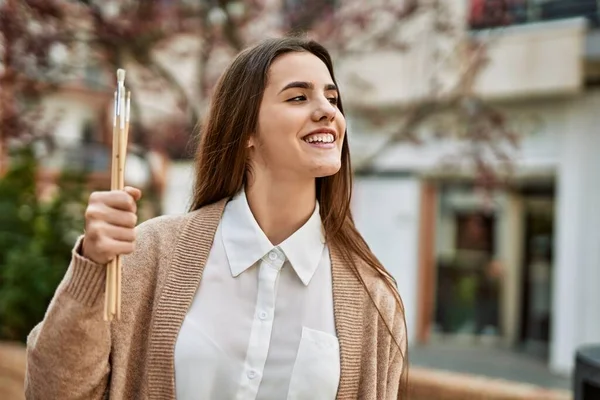 Junges Hispanisches Mädchen Lächelt Glücklich Und Hält Pinsel Die Stadt — Stockfoto