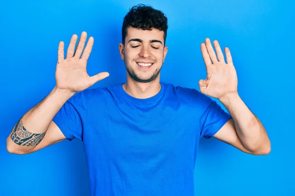 Молодий Іспаномовний Чоловік Повсякденній Синій Сорочці Показуючи Вказуючи Пальцями Номер — стокове фото