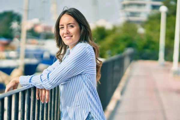 Joven Mujer Hispana Sonriendo Feliz Apoyada Balaustrada Ciudad —  Fotos de Stock