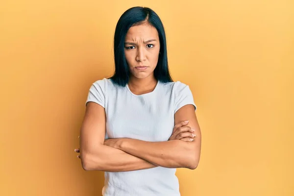 Mooie Latijns Amerikaanse Vrouw Draagt Casual Witte Tshirt Sceptisch Nerveus — Stockfoto