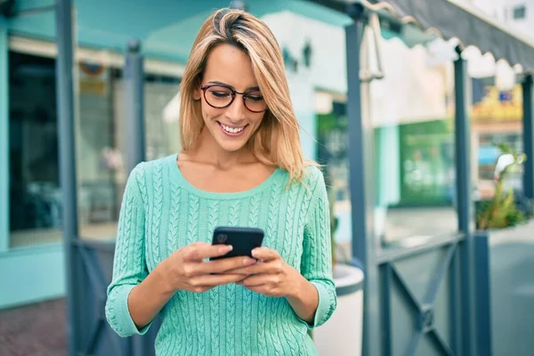 Mujer Rubia Joven Sonriendo Feliz Usando Teléfono Inteligente Ciudad — Foto de Stock