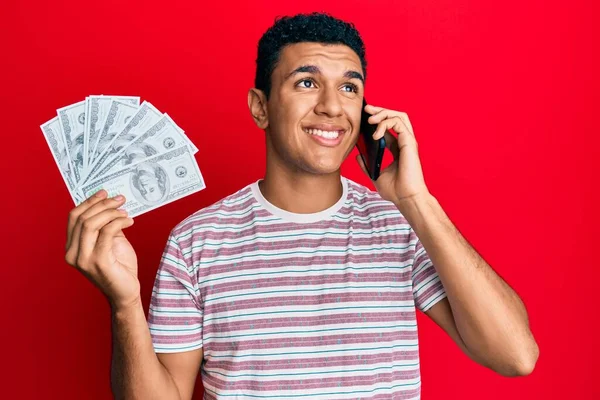 Ung Arabisk Man Som Pratar Smartphone Håller Dollar Ler Tittar — Stockfoto