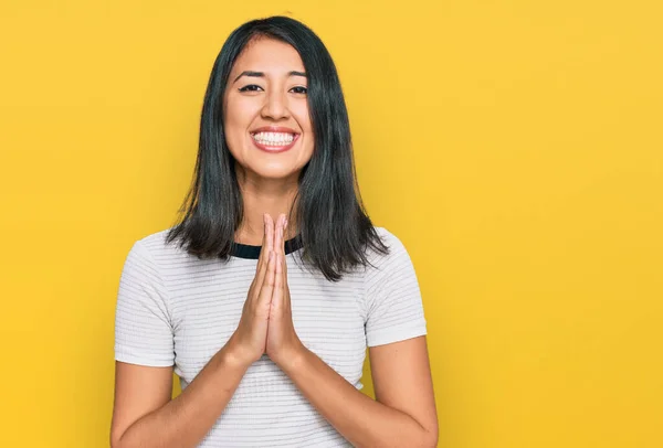 Schöne Asiatische Junge Frau Trägt Legeres Weißes Shirt Betet Mit — Stockfoto