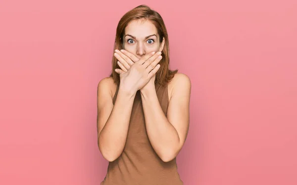 Young Caucasian Woman Wearing Casual Clothes Shocked Covering Mouth Hands — Stock Photo, Image