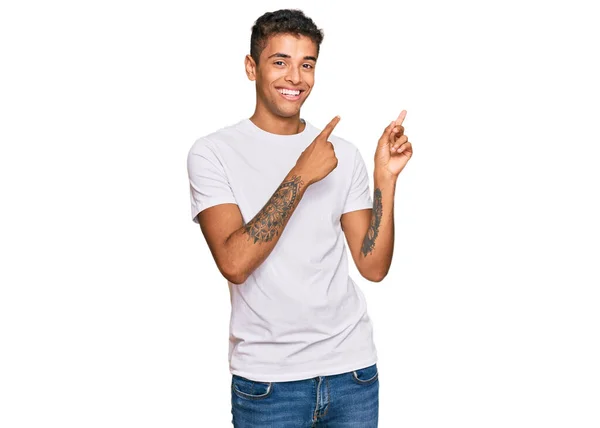 Jonge Knappe Afro Amerikaanse Man Draagt Casual Witte Tshirt Glimlachen — Stockfoto