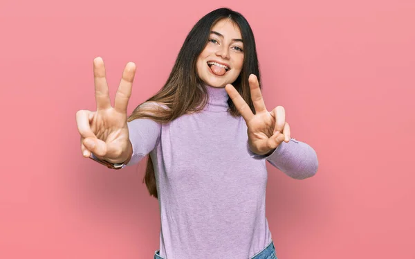 Joven Hermosa Adolescente Con Jersey Cuello Alto Sonriendo Con Lengua —  Fotos de Stock