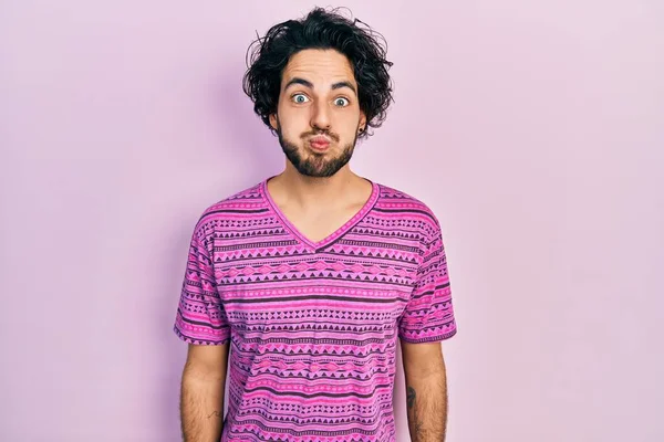Όμορφος Ισπανός Που Φοράει Ροζ Μπλουζάκι Που Φουσκώνει Μάγουλα Αστεία — Φωτογραφία Αρχείου