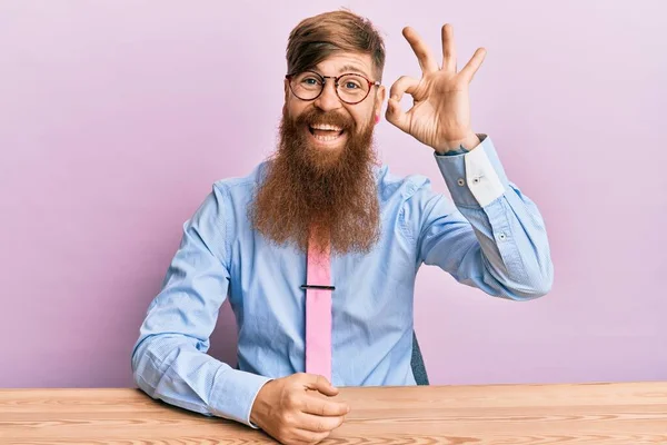 Joven Pelirrojo Irlandés Vistiendo Camisa Negocios Corbata Sentado Mesa Sonriendo —  Fotos de Stock