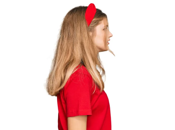 Hermosa Chica Caucásica Joven Con Camiseta Roja Casual Mirando Lado —  Fotos de Stock