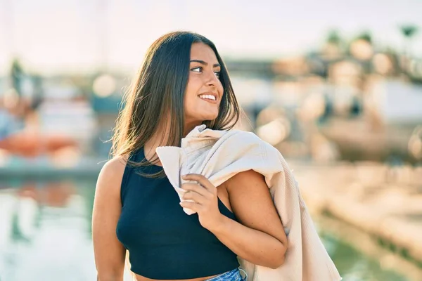 Joven Chica Hispana Sonriendo Feliz Pie Ciudad —  Fotos de Stock