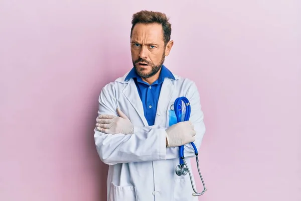 Hombre Mediana Edad Vistiendo Uniforme Médico Cara Choque Con Aspecto — Foto de Stock