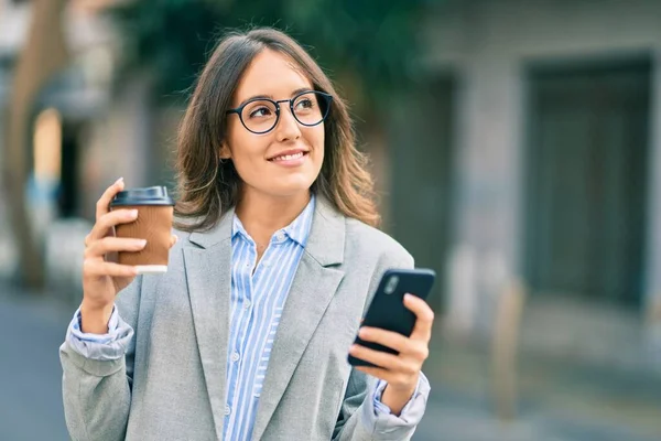 Ung Latinamerikansk Affärskvinna Använder Smartphone Och Dricka Bort Kaffe Staden — Stockfoto