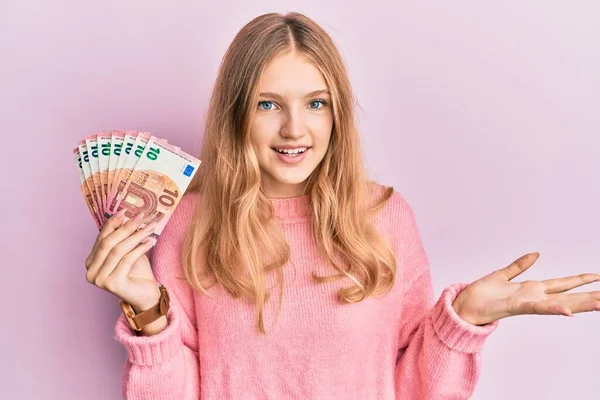 Krásná Mladá Běloška Drží Svazek Eurobankovek Oslavující Úspěch Šťastným Úsměvem — Stock fotografie