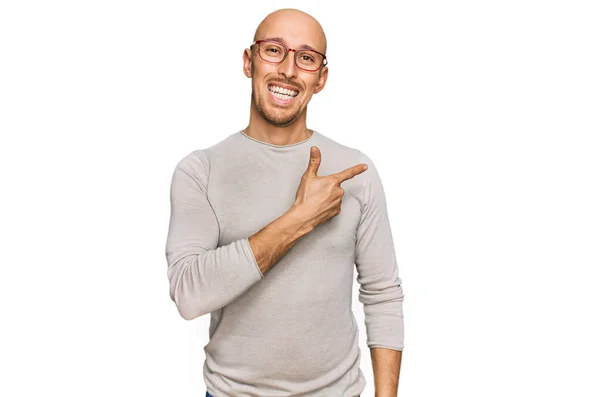 Homem Careca Com Barba Vestindo Roupas Casuais Óculos Alegres Com — Fotografia de Stock