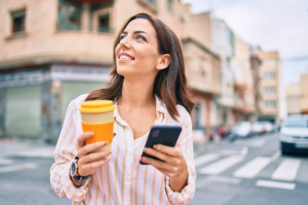 잠꾸러기 여자가 스마트폰으로 행복하게 마시며 도시에서 커피를 빼앗아 — 스톡 사진