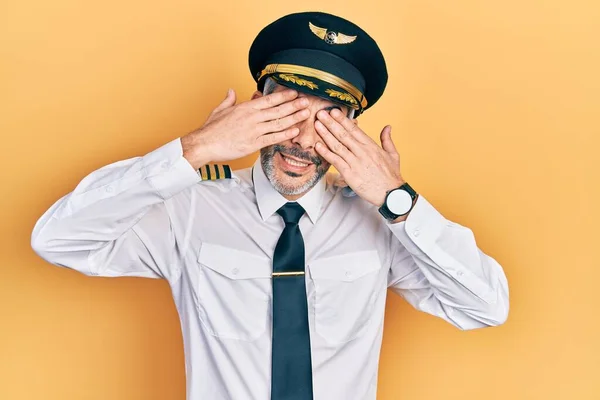 Hombre Guapo Mediana Edad Con Pelo Gris Llevando Uniforme Piloto —  Fotos de Stock