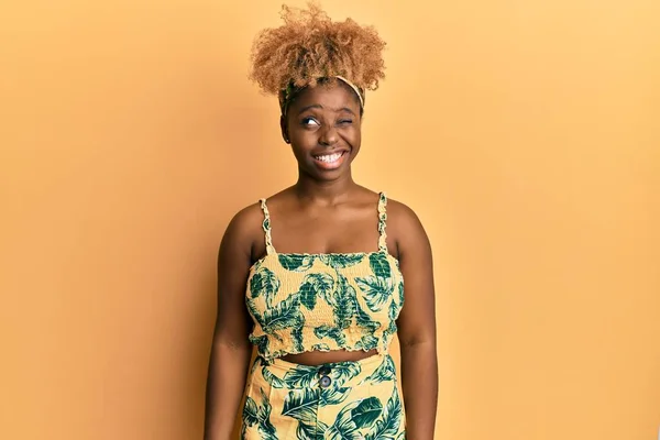 Junge Afrikanerin Mit Afro Haaren Sommerkleid Zwinkert Die Kamera Mit — Stockfoto