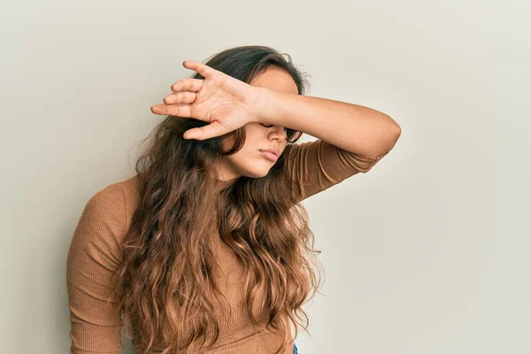 Jong Latijns Amerikaans Meisje Draagt Nonchalante Kleren Een Bril Die — Stockfoto