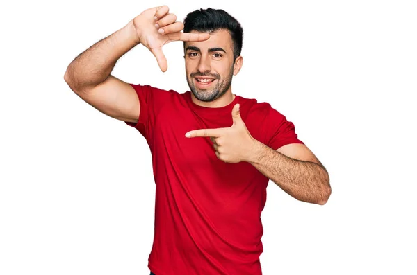 Hispanic Man Med Skägg Bär Casual Röd Shirt Leende Gör — Stockfoto