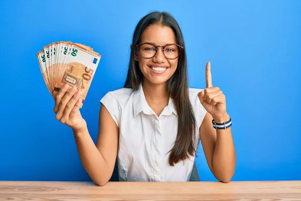 Hermosa Mujer Hispana Sosteniendo Montón Billetes Euros Sonriendo Con Una —  Fotos de Stock