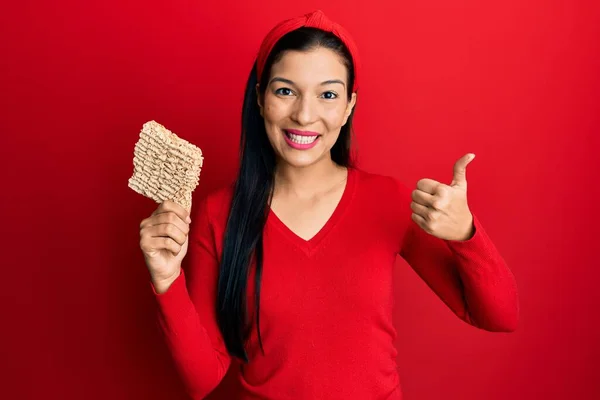 Ung Latinamerikansk Kvinna Håller Okokt Nudlar Ler Glad Och Positiv — Stockfoto