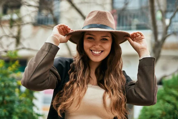 Jovem Hispânico Turista Mulher Sorrindo Feliz Segurando Chapéu Cidade — Fotografia de Stock