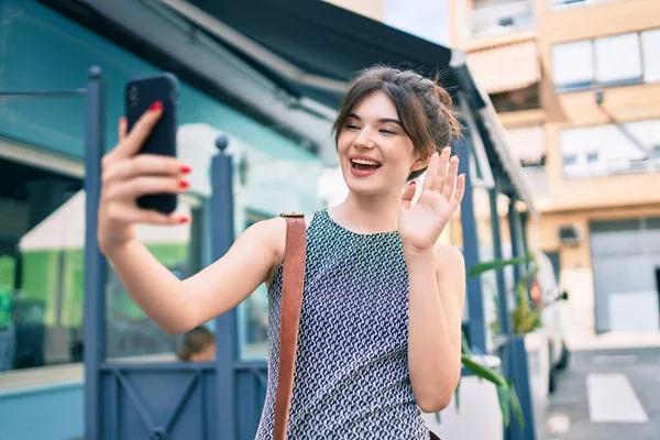 若い白人の実業家は 市内のスマートフォンを使用してビデオ通話を行う幸せ笑顔 — ストック写真