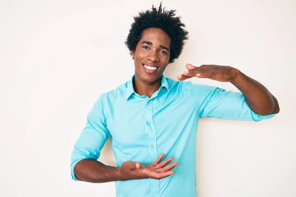 Hombre Afroamericano Guapo Con Cabello Afro Usando Ropa Casual Haciendo —  Fotos de Stock