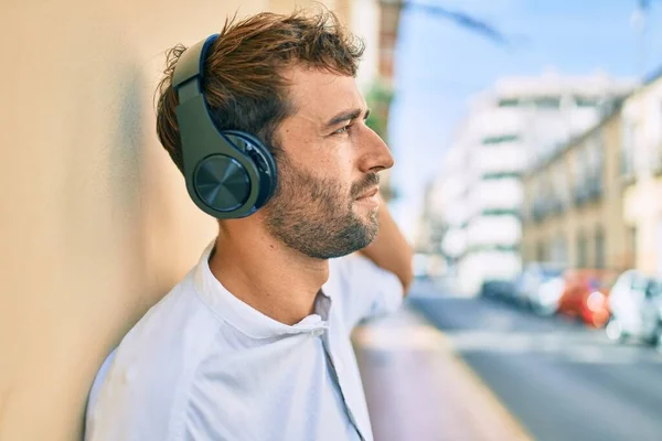 Przystojny Mężczyzna Brodą Słuchawkach Słuchający Muzyki Świeżym Powietrzu — Zdjęcie stockowe