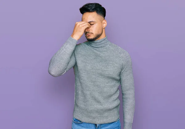 Jovem Árabe Vestindo Roupas Casuais Cansado Esfregando Nariz Olhos Sentindo — Fotografia de Stock