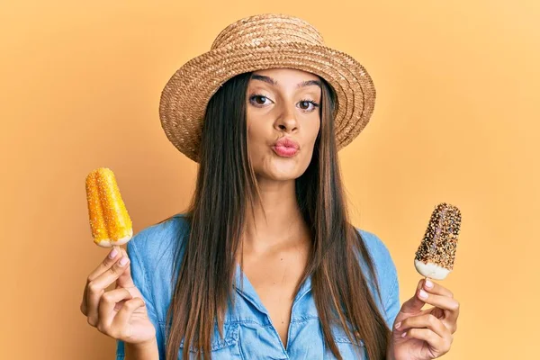 夏のスタイルを身に着けている若いヒスパニック系の女性は カメラを見てアイスクリームを保持します 愛の表現 — ストック写真
