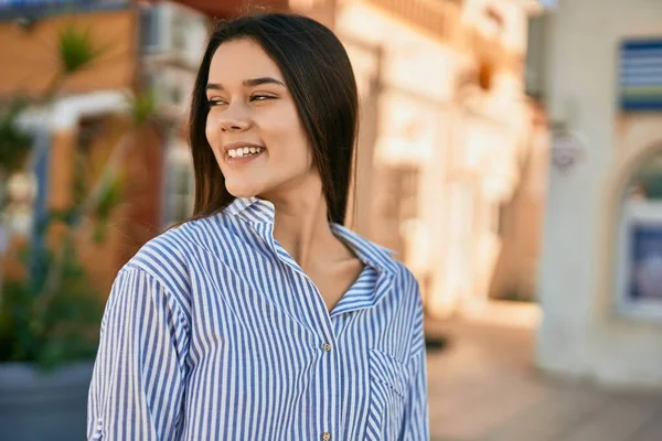 Joven Chica Hispana Sonriendo Feliz Pie Ciudad — Foto de Stock