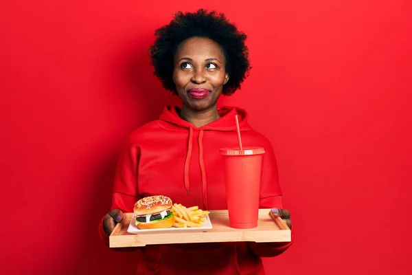 Fiatal Afro Amerikai Eszik Egy Ízletes Klasszikus Hamburgert Sült Krumplival — Stock Fotó