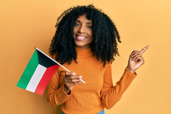 Africano Mulher Americana Com Cabelo Afro Segurando Bandeira Kuwait Sorrindo — Fotografia de Stock