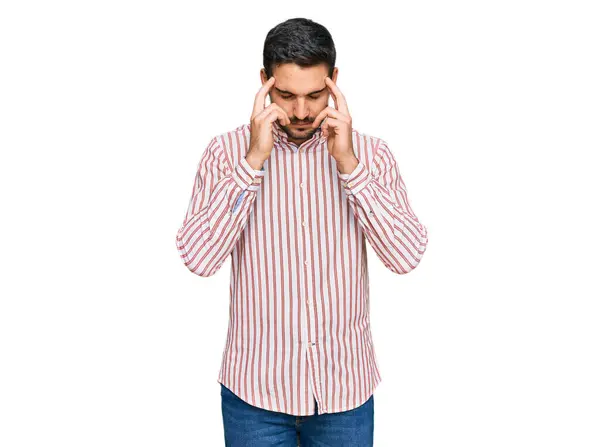 Młody Latynos Noszący Koszulę Biznesową Ręką Głowie Ból Głowy Ponieważ — Zdjęcie stockowe