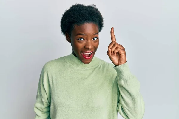 Gündelik Giysiler Giymiş Genç Afro Amerikalı Kız Başarılı Bir Fikirle — Stok fotoğraf