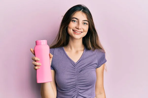 Junge Kaukasische Frau Mit Shampoo Flasche Sieht Positiv Und Glücklich — Stockfoto