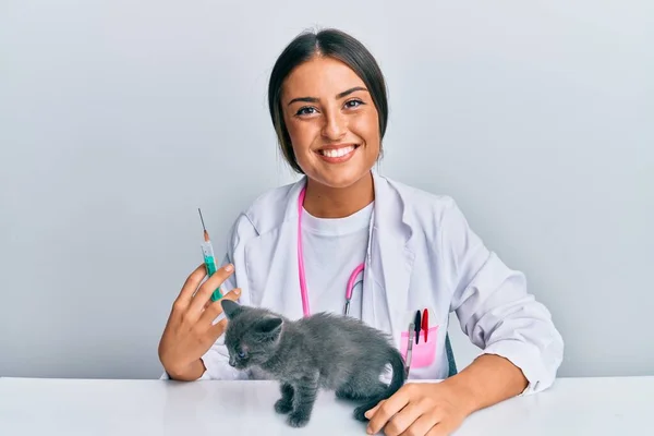 Joven Chica Veterinaria Hispana Sonriendo Feliz Poniendo Vacuna Gato Trabajando — Foto de Stock