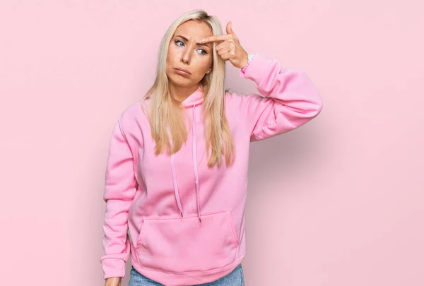 Ung Blond Kvinna Som Bär Tillfällig Tröja Pekar Olyckligt Att — Stockfoto