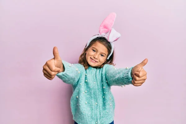 Kleines Schönes Mädchen Mit Niedlichen Osterhasenohren Das Zustimmend Positive Gesten — Stockfoto