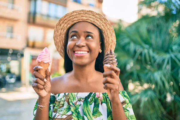 Jonge Afro Amerikaanse Toeristische Vrouw Vakantie Glimlachend Gelukkig Eten Ijs — Stockfoto